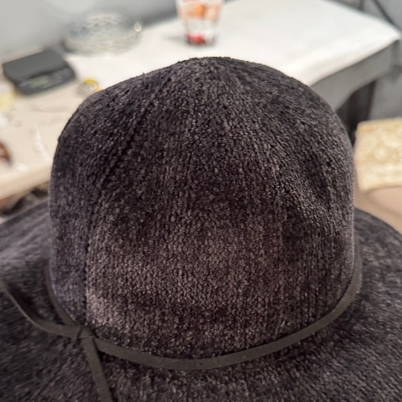 Chic Black Women's Hat with Subtle Band - Picture 3 of 8